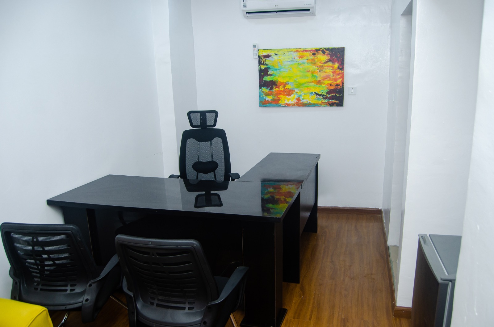 Meeting office with glossy black desk and wood floor