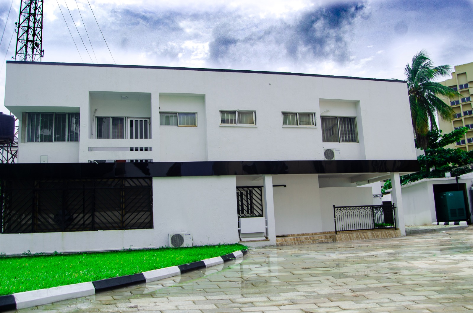 Exterior view of the 33B Flexible Offices building